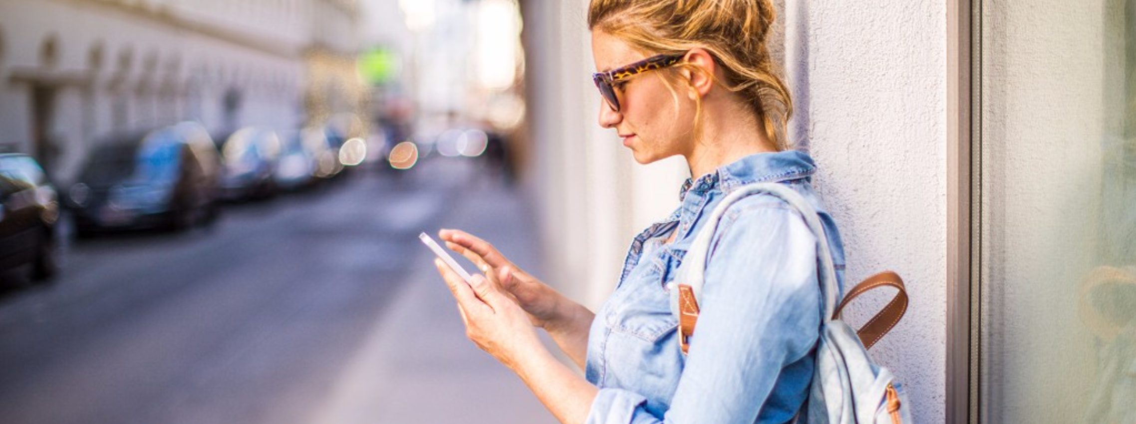 Kvinne som svarer på en undersøkelse på mobilen